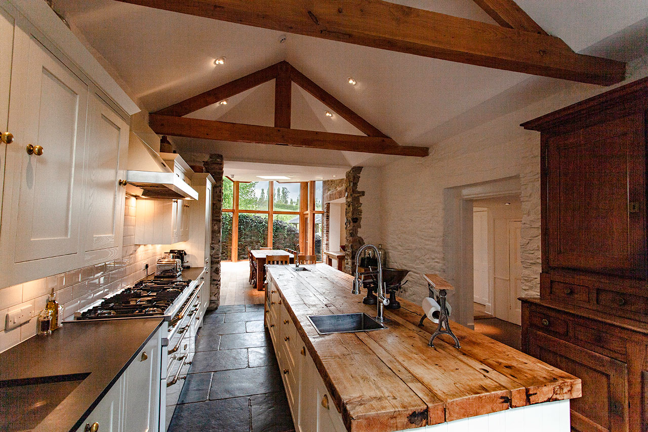 ANRÁN Manor Kitchens and Dining Facilities