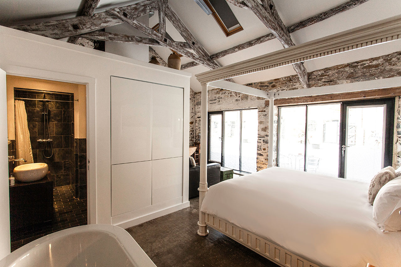 Barn room 2 Four Poster Bed with Bath Tub