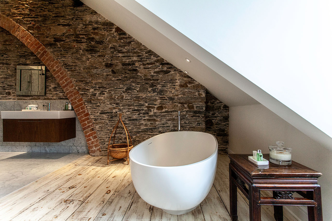 Manor Bedroom 7 Soaking Tub